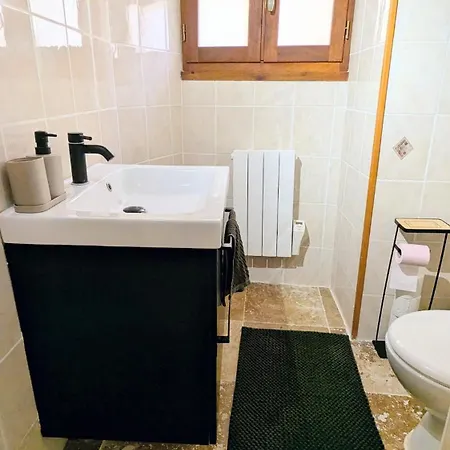 Maison Renovee, Centre Medieval De Nyaraló