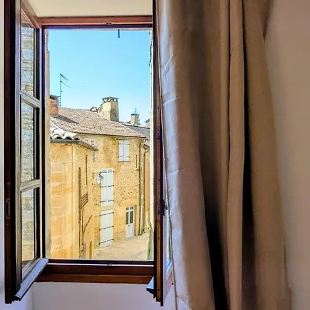 Maison Renovee, Centre Medieval De Nyaraló *